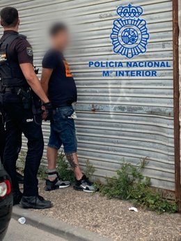 Archivo - Un agente de la Policía con un detenido en la provincia de Cádiz.
