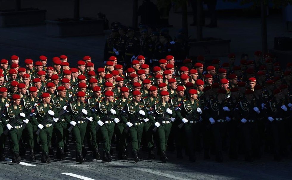 Archivo - Militares rusos desfilan en la Plaza Roja de Moscú