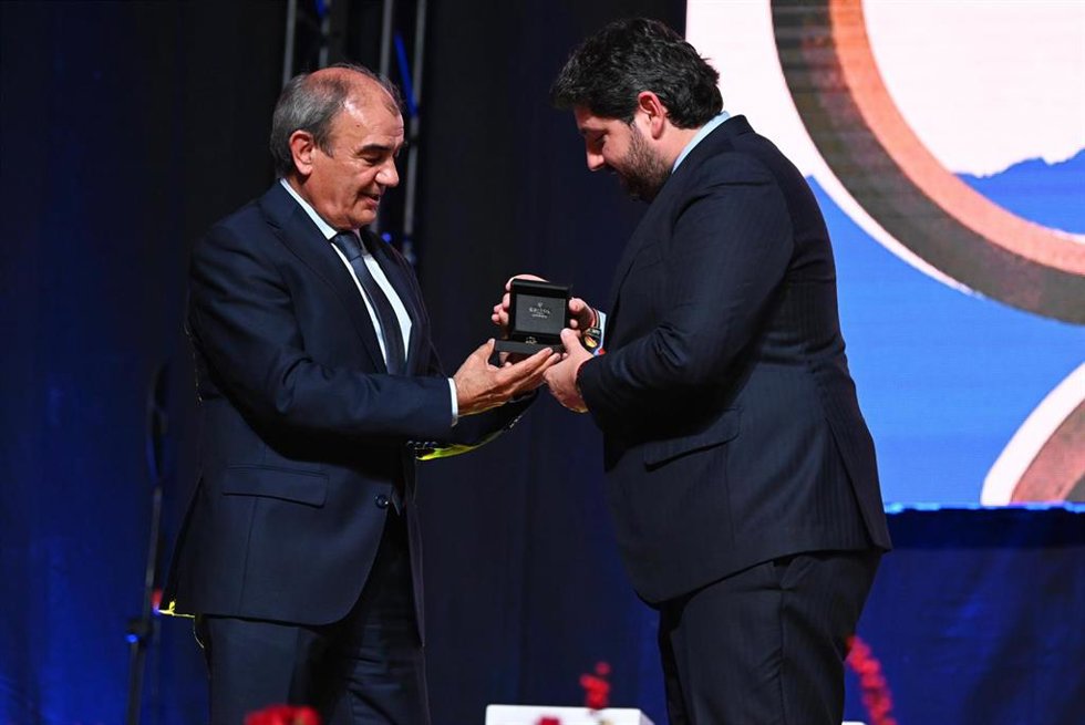 El presidente regional recibe la insignia de oro y brillantes de Ucoerm