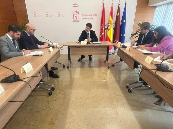 Reunión para fijar el dispositivo de seguridad en Navidad