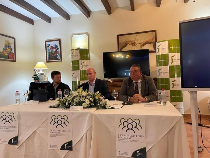 El municipio de La Iruela ha acogido la celebración de la II Jornada de Derecho de Consumo, que ha organizado la Diputación Provincial de Jaén.