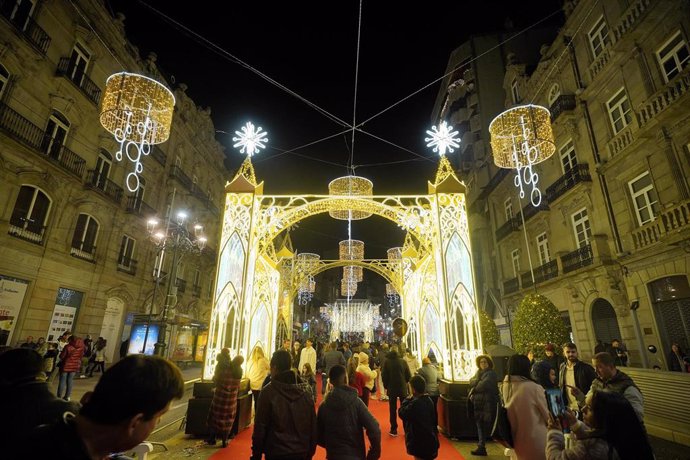 Decenas de personas asisten al encendido de las luces de Navidad 2023 en Porta do Sol, a 24 de noviembre de 2023, en Vigo, Pontevedra