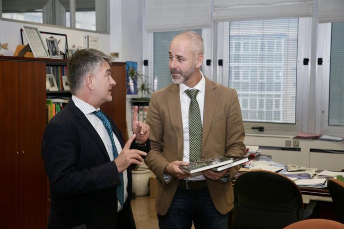 El consejero de Educación, FP y Universidades, Sergio Silva (derecha), y el alcalde de Selaya, Cándido Cobo