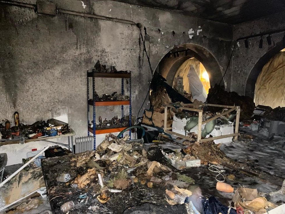 Imágenes de los soportales del Ayuntamiento tras el fuego que ha afectado al Belén municipal.