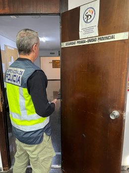 Un agente de la Policía Nacional de la Unidad Provincial de Seguridad Privada