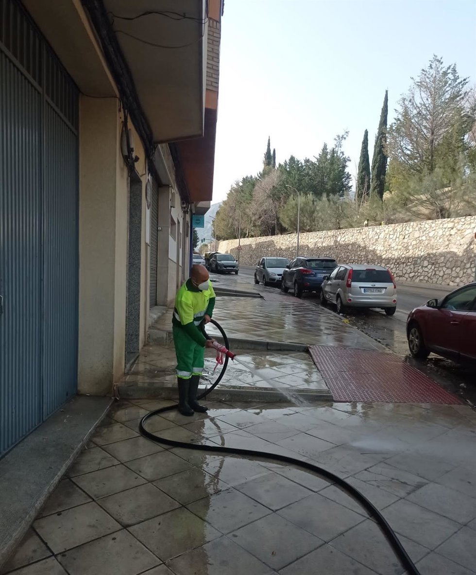 Archivo - Trabajos de limpieza por parte de un operario de FCC.