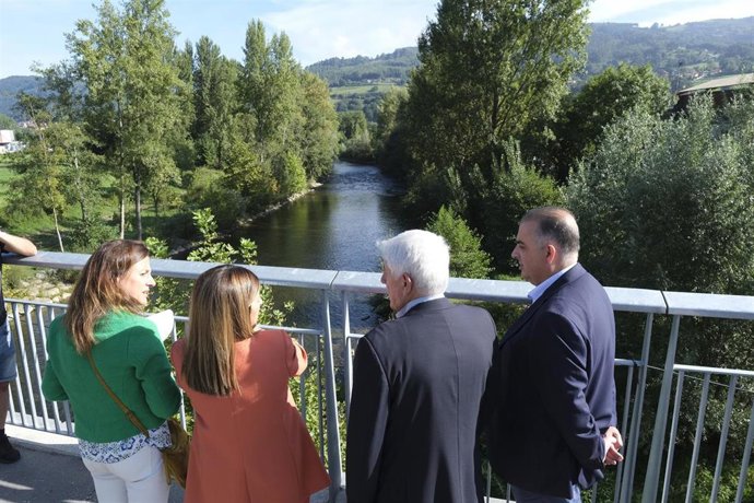 La presidenta de Cantabria (segunda por la izda) y varias autoridades en una visita de archivo a Ampuero en el puente sobre el Asón