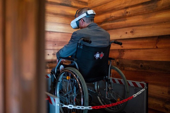 Archivo - Una persona en silla de ruedas con unas gafas de realidad virtual 