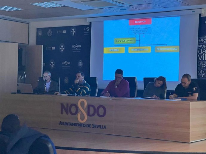 Hosteleros de Sevilla organiza una jornada para fortalecer la colaboración entre Ayuntamiento y las discotecas.