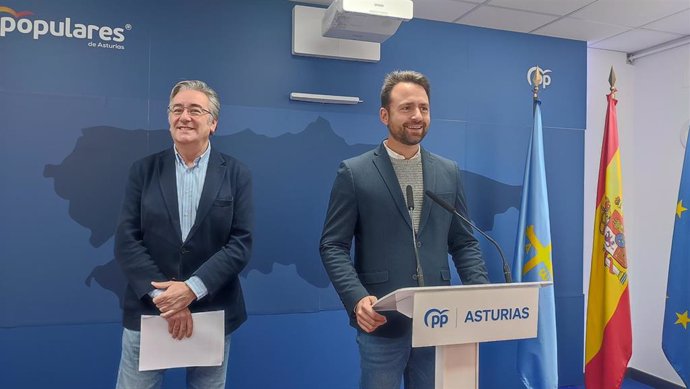 El presidente del PP de Asturias, Álvaro Queipo, y el diputado Pablo González, en rueda de prensa.