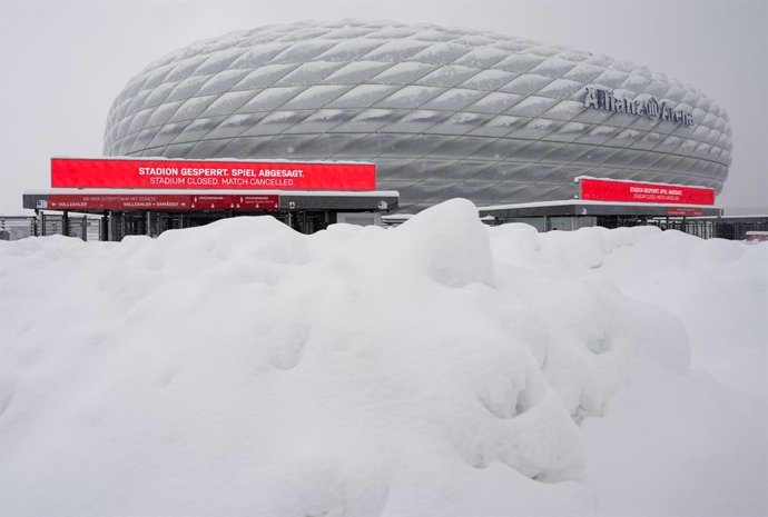 02 December 2023, Bavaria, Munich: A scoreboard with the inscription "Stadium closed. Match cancelled" can be seen at the Allianz Arena. The German Bundesliga soccer match between FC Bayern Munich and 1. FC Union Berlin was cancelled due to the weather 