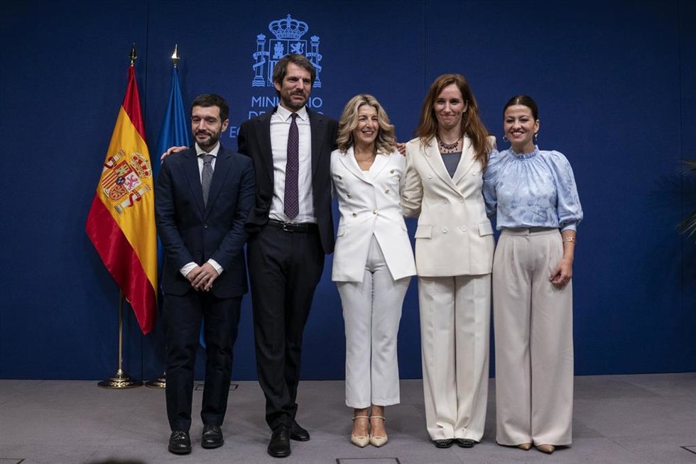(I-D) El nuevo ministro de Derechos Sociales, Agenda 2030 y Consumo, Pablo Bustinduy; el nuevo ministro de Cultura, Ernest Urtasun; la vicepresidenta segunda y ministra de Trabajo y Economía Social, Yolanda Díaz; la nueva ministra de sanidad, Mónica Gar
