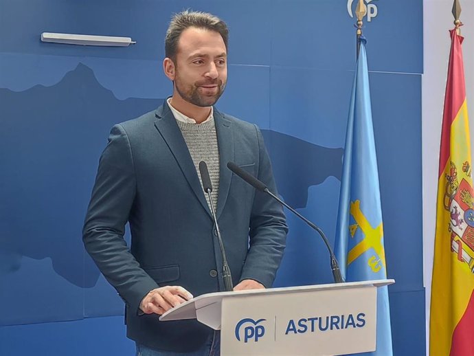 El presidente del PP de Asturias, Álvaro Queipo, en rueda de prensa.