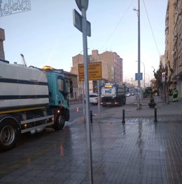 Un plan de choque matendrá limpias las aceras de Ciudad de Almería y la carretera de El Palmar