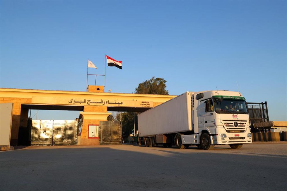 Un camión en Rafá, en el paso fronterizo entre Egipto y la Franja de Gaza