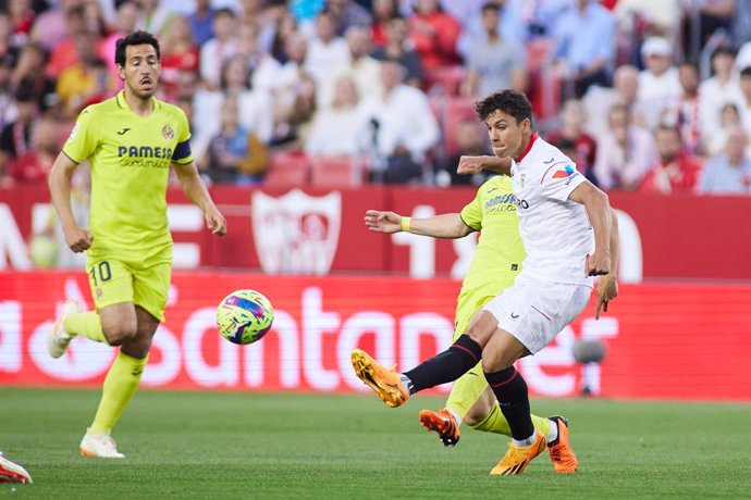 Archivo - Oliver Torres of Sevilla FC in action during the spanish league, La Liga Santander, football match played between Sevilla FC and Villarreal at Ramon Sanchez Pizjuan stadium on April 23, 2023, in Sevilla, Spain.