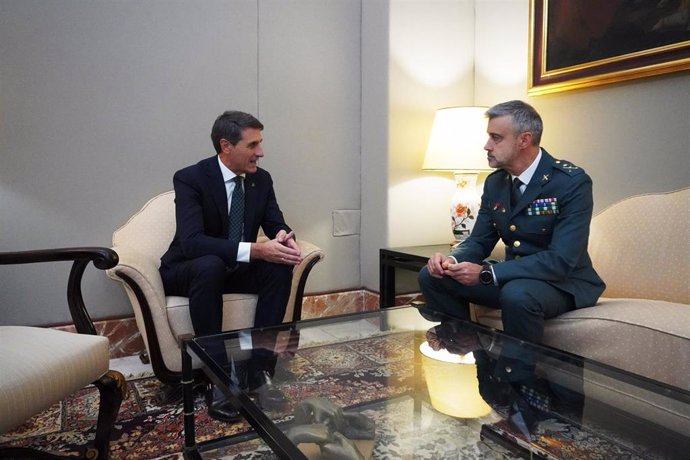 El delegado de Gobierno de España en Andalucía, Pedro Fernández, recibe a Javier Moscoso Sicardo tras su nombramiento como general de Brigada del Cuerpo de la Guardia Civil.