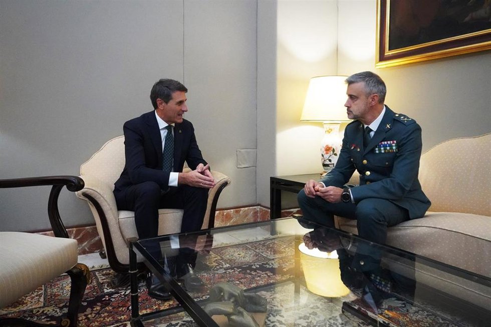 El delegado de Gobierno de España en Andalucía, Pedro Fernández, recibe a Javier Moscoso Sicardo tras su nombramiento como general de Brigada del Cuerpo de la Guardia Civil.