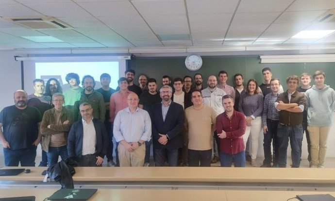 Foto de familia de los participantes en la primera microcredencial ofrecida por el Centro de Formación Permanente de la Universidad de Sevilla.