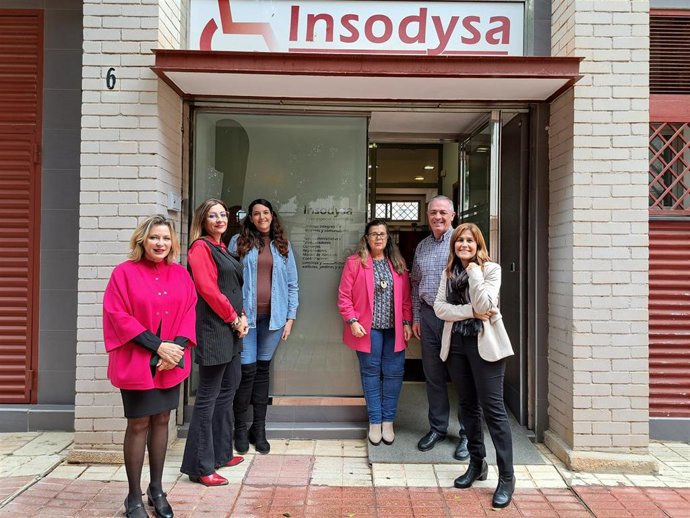 La delegada territorial de Empleo, Carmen Sánchez Sierra, durante su visita al centro `Insodysa,  que ya ha sido beneficiario de esta actual convocatoria para el mantenimiento de 76 trabajadores y la creación de tres nuevos puestos de trabajo.