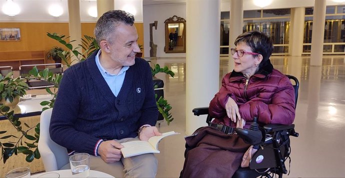 El alcalde de Logroño, Conrado Escobar, conversa con una logroñesa dentro de los 'Sábados del vecino'