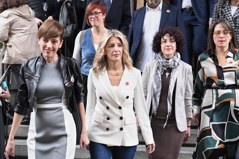 La portavoz de Sumar en el Congreso, Marta Lois, con la líder de Sumar, Yolanda Díaz.