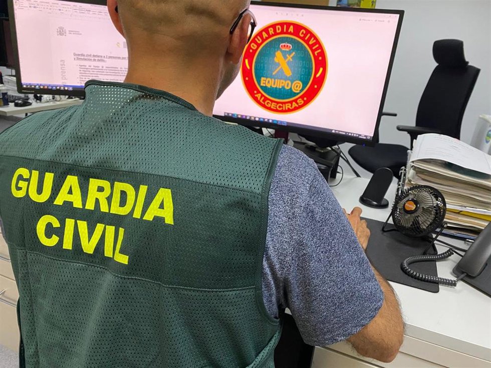 Archivo - Agente de la Guardia Civil de Algeciras trabaja delante de un ordenador. Imagen de archivo.