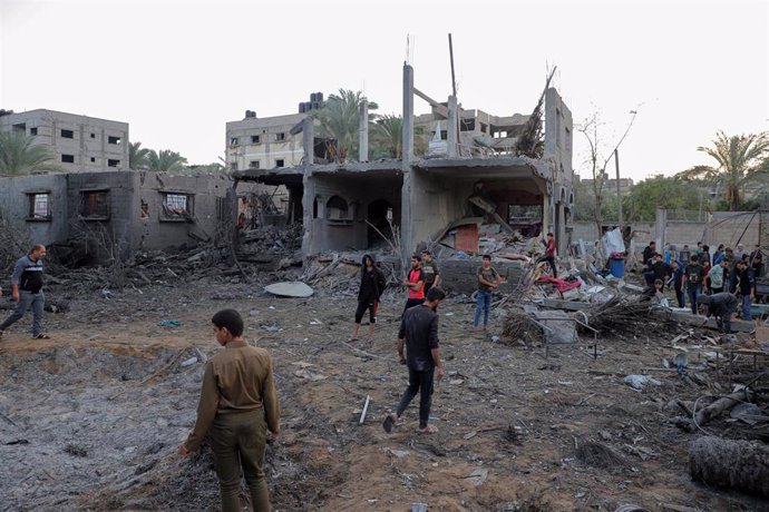 Daños por bombardeos israelíes en Jan Yunis, en la Franja de Gaza