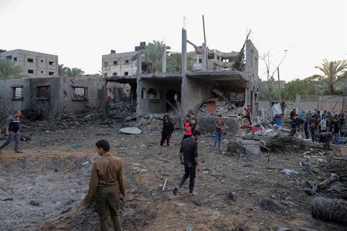 GAZA, Dec. 1, 2023  -- People are seen around a building destroyed in an Israeli airstrike in the southern Gaza Strip city of Khan Younis, on Dec. 1, 2023. The Palestinian death toll resulting from Israeli attacks on the Gaza Strip has surpassed 100, ho