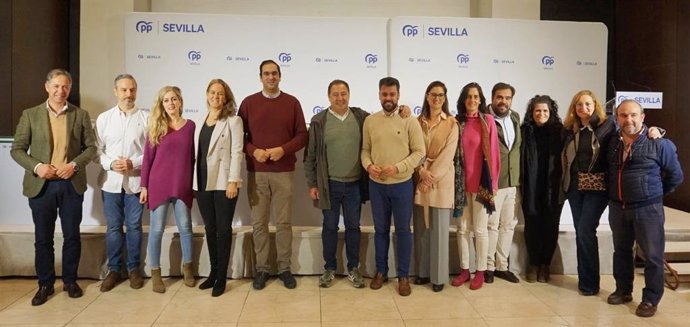 Foto de familia del nuevo Comité de Dirección del PP de Sevilla.