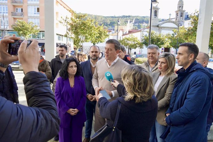 El candidato del PSdeG a la presidencia de la Xunta, José Ramón Gómez Besteiro, en declaraciones a los medios en Cee (A Coruña).