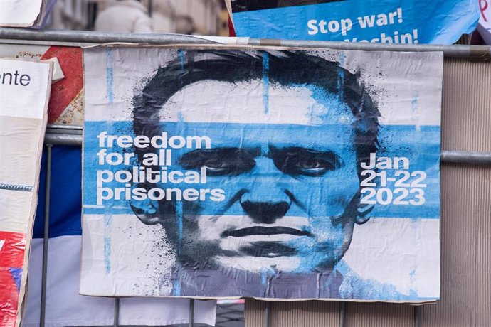 Archivo - Pancarta a favor del opositor ruso Alexei Navalni 