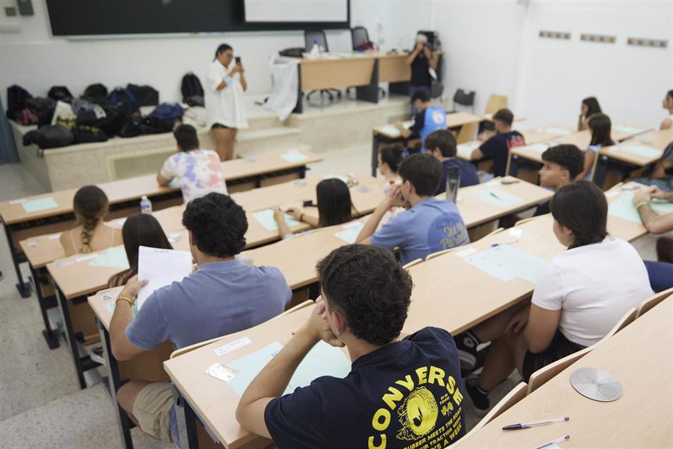 Archivo - Detalles de la clase previo al examen de Historia de España durante el primer día de la convocatoria extraordinaria de la Prueba de Evaluación de Bachillerato para el Acceso y la Admisión en la Universidad en la Facultad de Física. Imagen de a