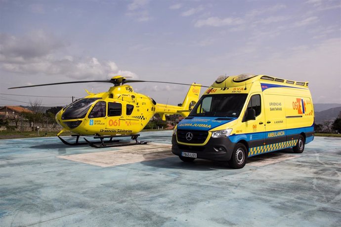 Archivo - Arquivo - Helicóptero e ambulancia do Urxencias Sanitarias 061 Galicia