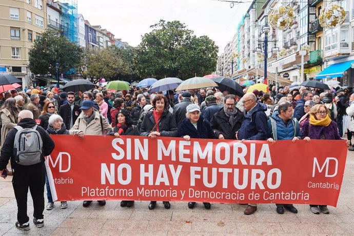 Manifestación en Santander contra la derogación de la Ley de Memoria Histórica de Cantabria, convocada por la Plataforma Memoria y Democracia