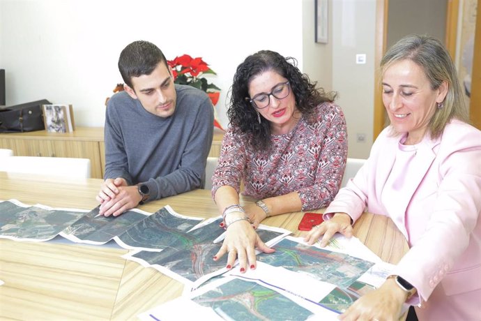 La conselleira de Infraestruturas, Ethel Vázquez, se reúne con la alcaldesa de Teo, Lucía Calvo.