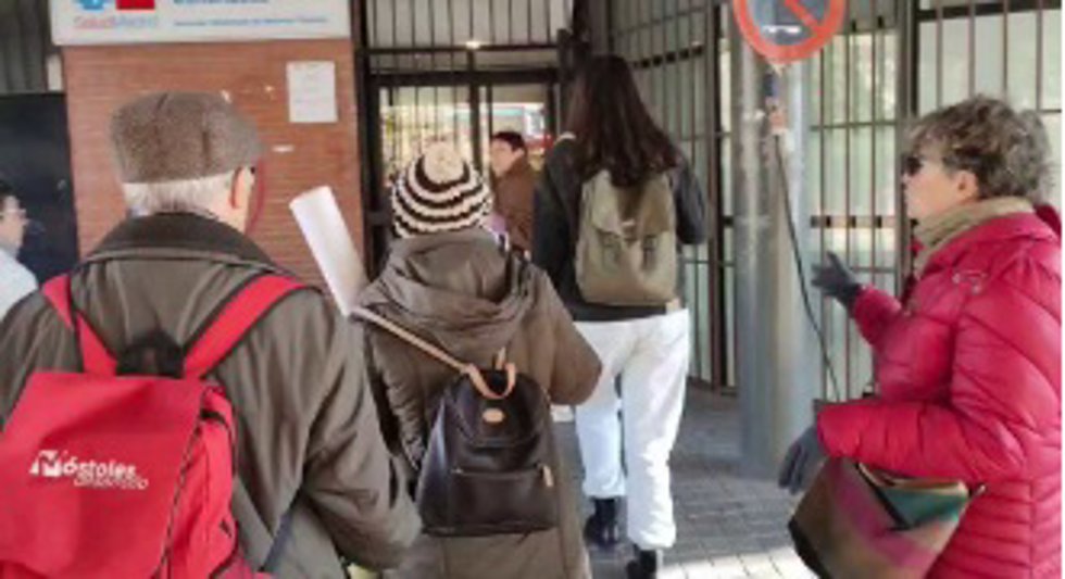 Vecinos se encierran en el PAC del barrio de las Águilas, en el distrito de Latina.