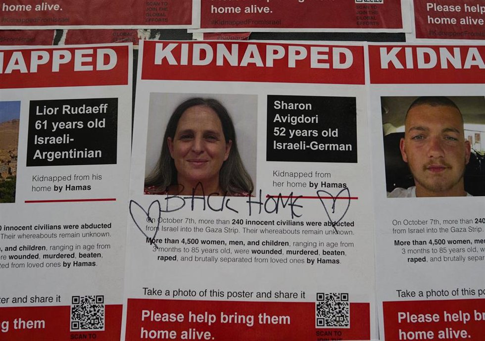 Imagen de un cartel por la liberación de una rehén israelí en manos de las milicias palestinas 