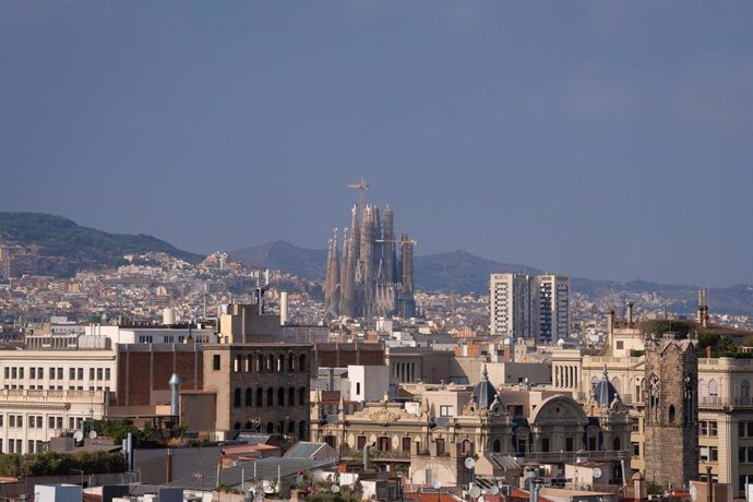 Archivo - Vista panorámica de Barcelona, con la Basílica de la Sagrada Familia al fondo