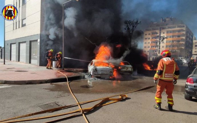 Bomberos sofocan el incendio de tres vehículos en Albal (Valencia)