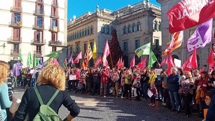 Concentración en la plaza Sant Jaume de Barcelona ante la Generalitat de Catalunya para pedir el despliegue del decreto de la escuela inclusiva