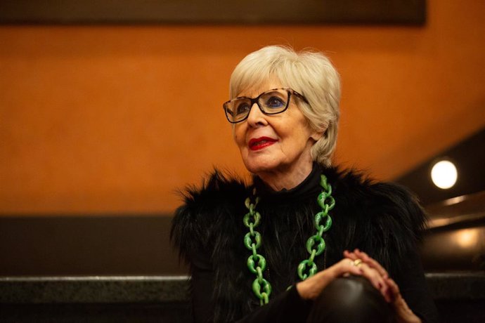 Archivo - La actriz Concha Velasco posa en la presentación de su obra `El Funeral, cuyo director es su hijo Manuel Martínez Velasco, en el Teatro Borrs, en Barcelona (España), a 11 de febrero de 2020.