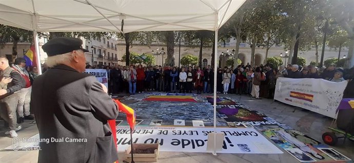 Alrededor de 300 personas se han concentrado en la mañana de este sábado en la Plaza Nueva de Sevilla para exigir al alcalde de la ciudad, José Luis Sanz, "el fin del desmantelamiento de las políticas de memoria histórica y democrática".