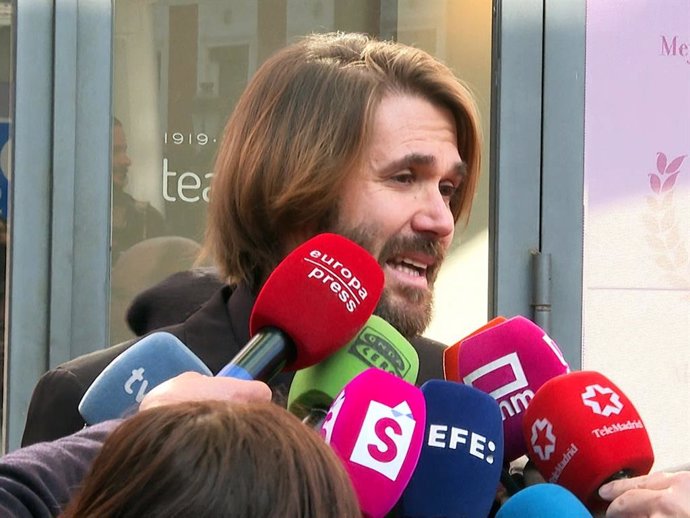 MANUEL VELASCO EN LA CAPILLA ARDIENTE DE SU MADRE