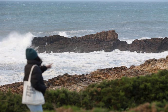 Varias personas observan el mar embravecido en la costa de Ribadeo, a 4 de noviembre de 2023, en Ribadeo, Lugo, Galicia (España). 