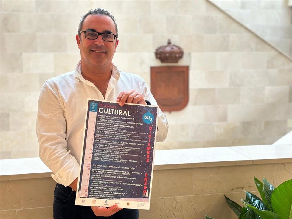 El concejal de Fuenguirola Rodrigo Romero informa de la programación cultural de diciembre