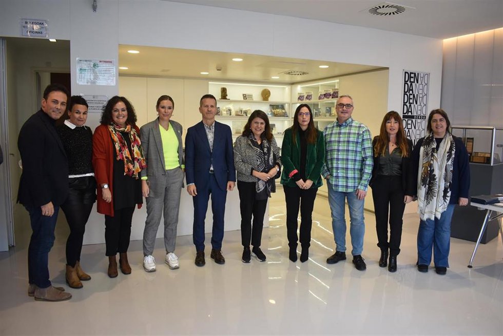El consejero vasco de Educación, Jokun Bildarratz, y la presidenta de la Fundación Sabino Arana, Mireia Zarate, con otros participantes en el seminario "Eleaniztasun estrategian bidea egiten: aukerak eta erronkak"