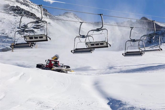 Máquinas pisapistas trabajan este sábado en Borreguiles para acondicionar el área esquiable de la estación de Sierra Nevada.