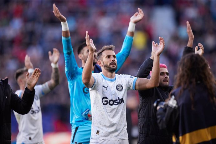 Christian Stuani of Girona FC reacts to the supporters after the LaLiga EA Sports match between CA Osasuna and Girona FC at El Sadar on November 4, 2023, in Pamplona, Spain.