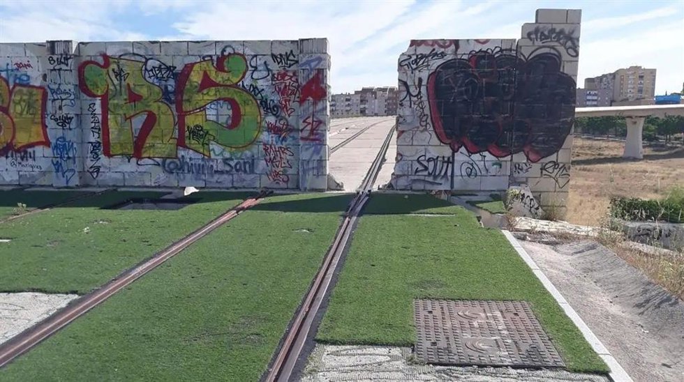 Imagen del estado de deterioro en que se encuentran tramos del tranvía de Alcalá.